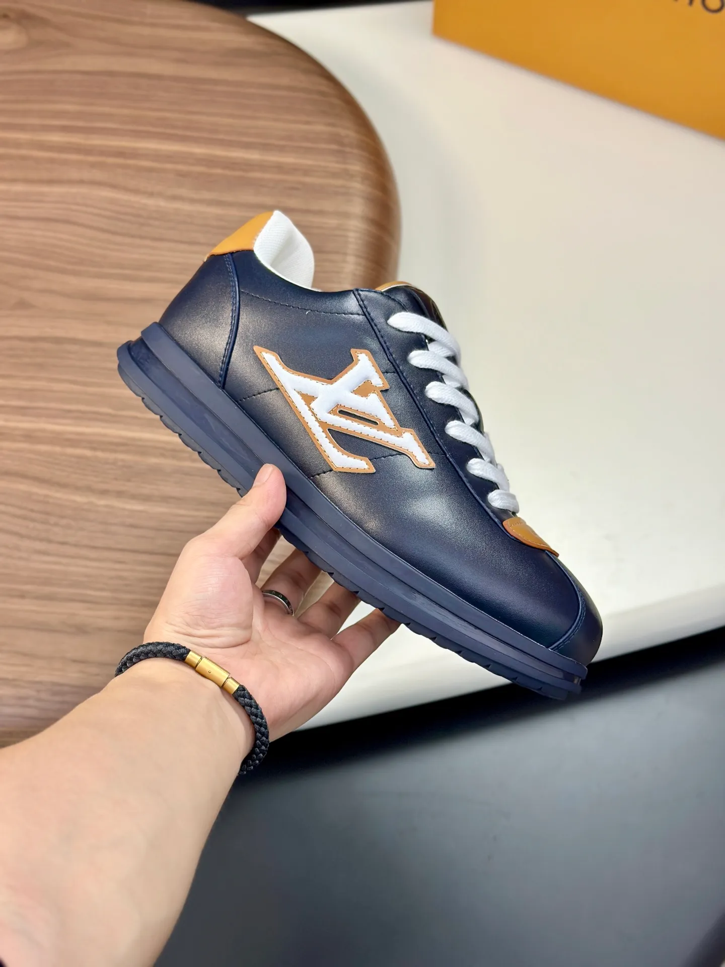 Factory direct sale ¥700💰Full set of packaging💰Top version LV-Louis Vuitton-Classic catwalk new style 1:1 developed replica of the original version! ! The upper foot is very comfortable. It is made of luxurious materials and fine workmanship. The midsole is printed with English letters "Made in Europe". The upper is made of calfskin imported from Italy. The side is decorated with the brand's LOGO and signature. The latest latex foot pads and mesh lining make the foot feel super comfortable. The original two-color TPU combination outsole is specially provided by the original factory. Bag technology Goodyear stitched edges Fabric: Exclusive custom first-layer cowhide Accessories: Exclusive private model Vuitton logo, lining: Customized silk mesh lining - first-layer silk cowhide lining Outsole: TPU combination outsole wear-resistant, non-slip and anti-yellowing Foot pads: new latex pads-mesh sweat-absorbent Counter technology: fully computerized sewing machine wire drawing Toe box back cover Hot and cold shaping Full set of pull-top last with medium and low logo pattern Counter packaging - Shoelaces, certificates, cards, instructions, certificates of quality, dust bags, the most comprehensive packaging on the Internet, men's size 339-44 (38/45 custom-made, non-refundable!